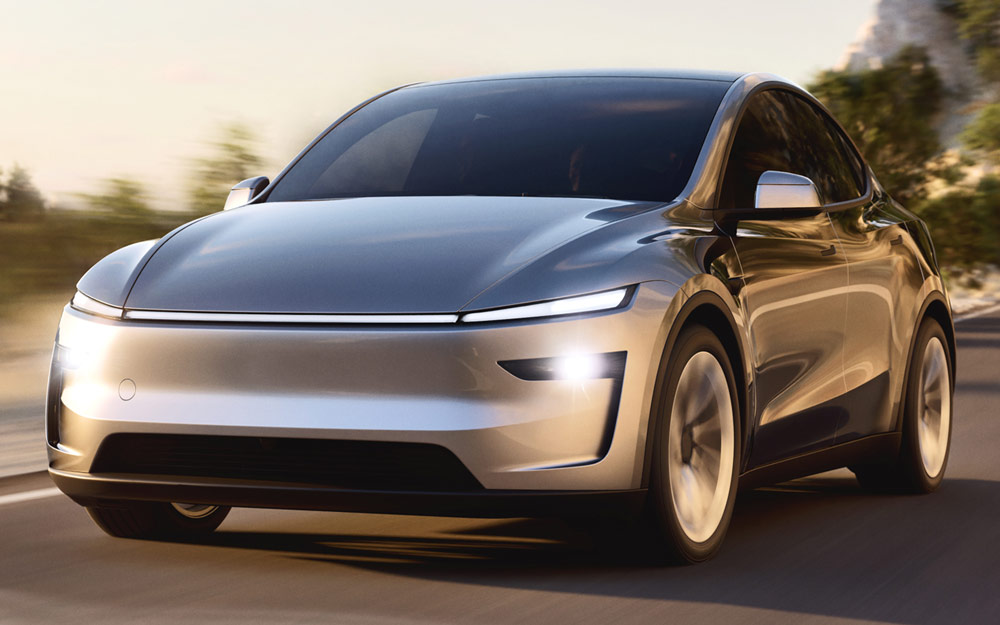 Tre Quarti Anteriore di Tesla Model Y 2025